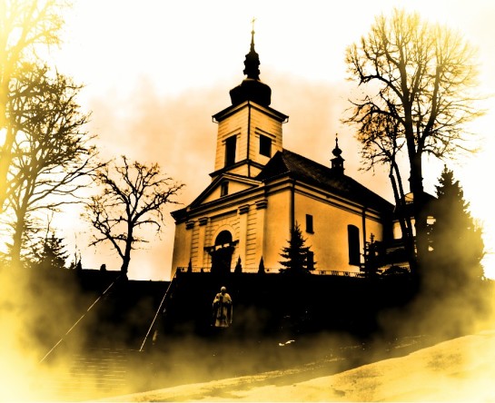 Kościólek na wzgórzu schody drzewa budowla sakralna posąg skalniak w żółtej mgle kościół Sajmon Grafika Graficzek